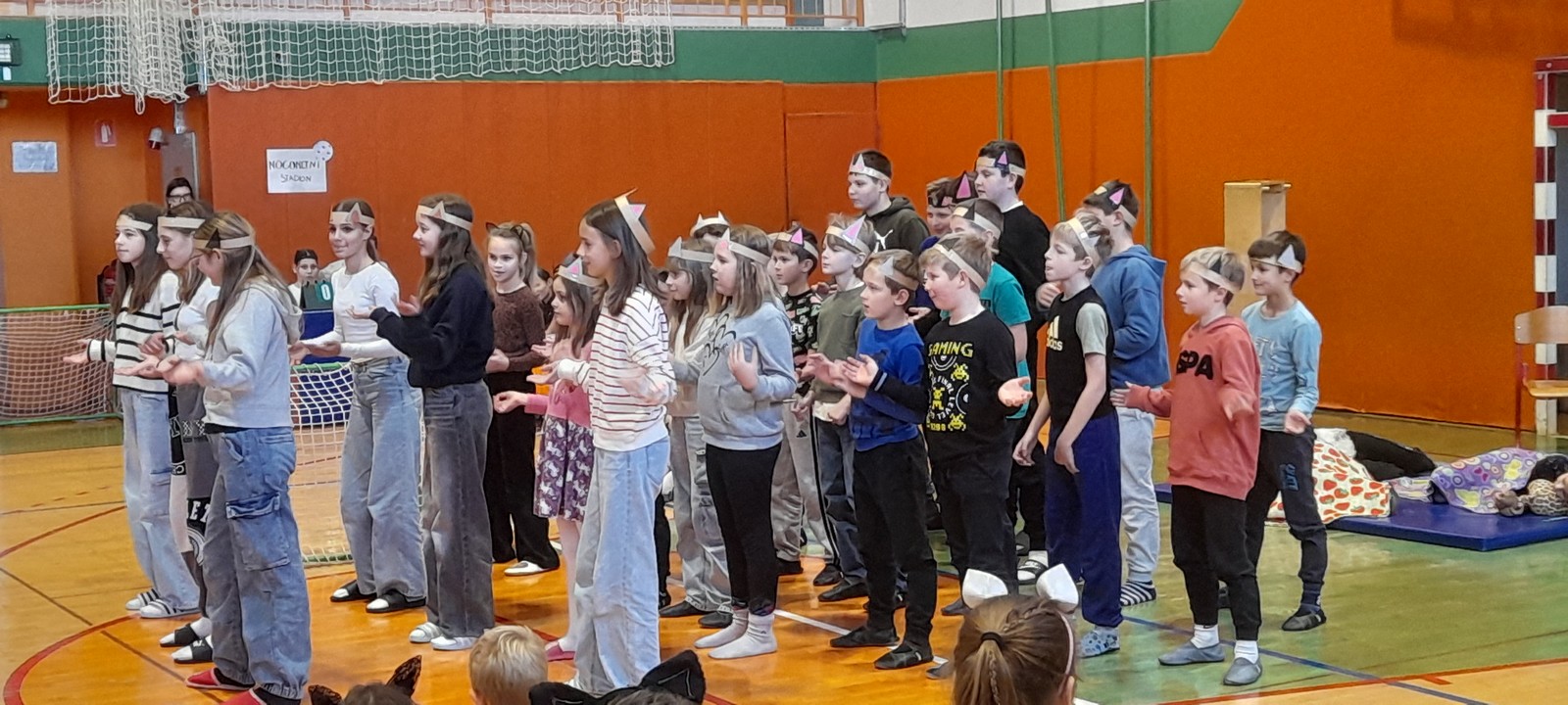 Učenci v prizoru Pri Mici