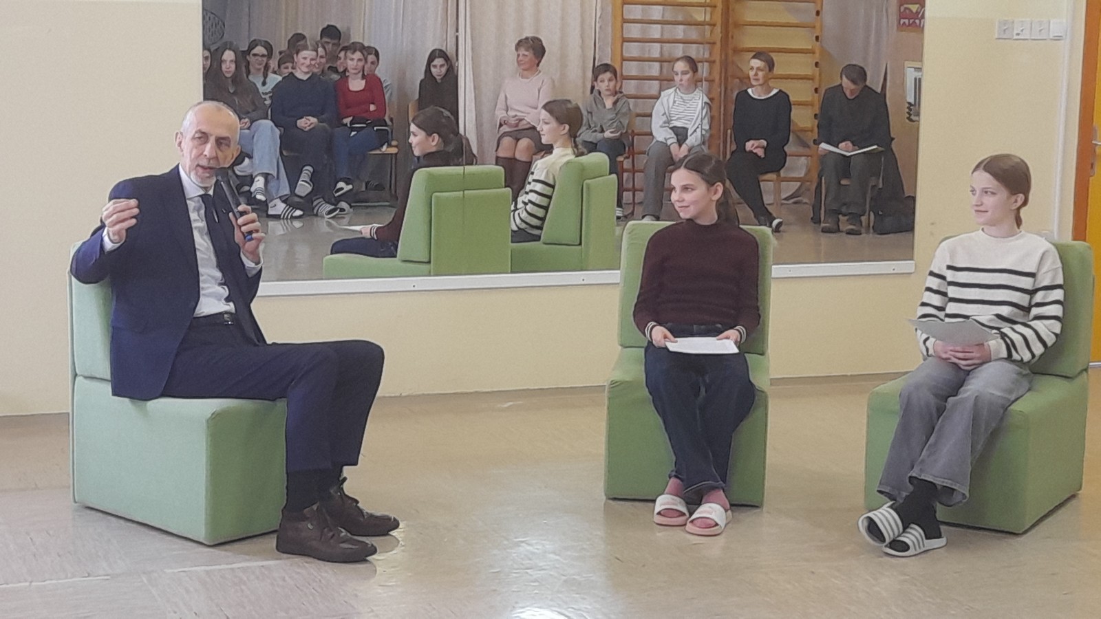 Dr. Jazbec med pogovorom