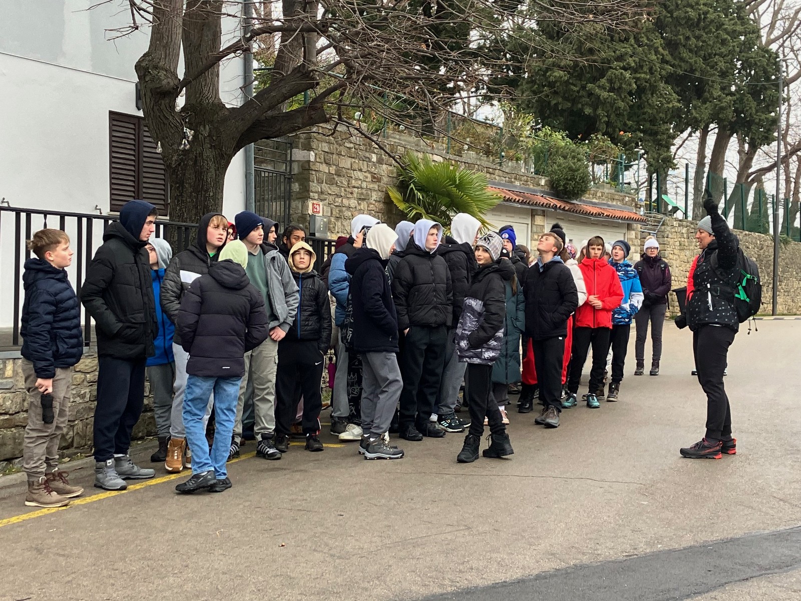 Učenci OŠ Artiče pred domom Breženka