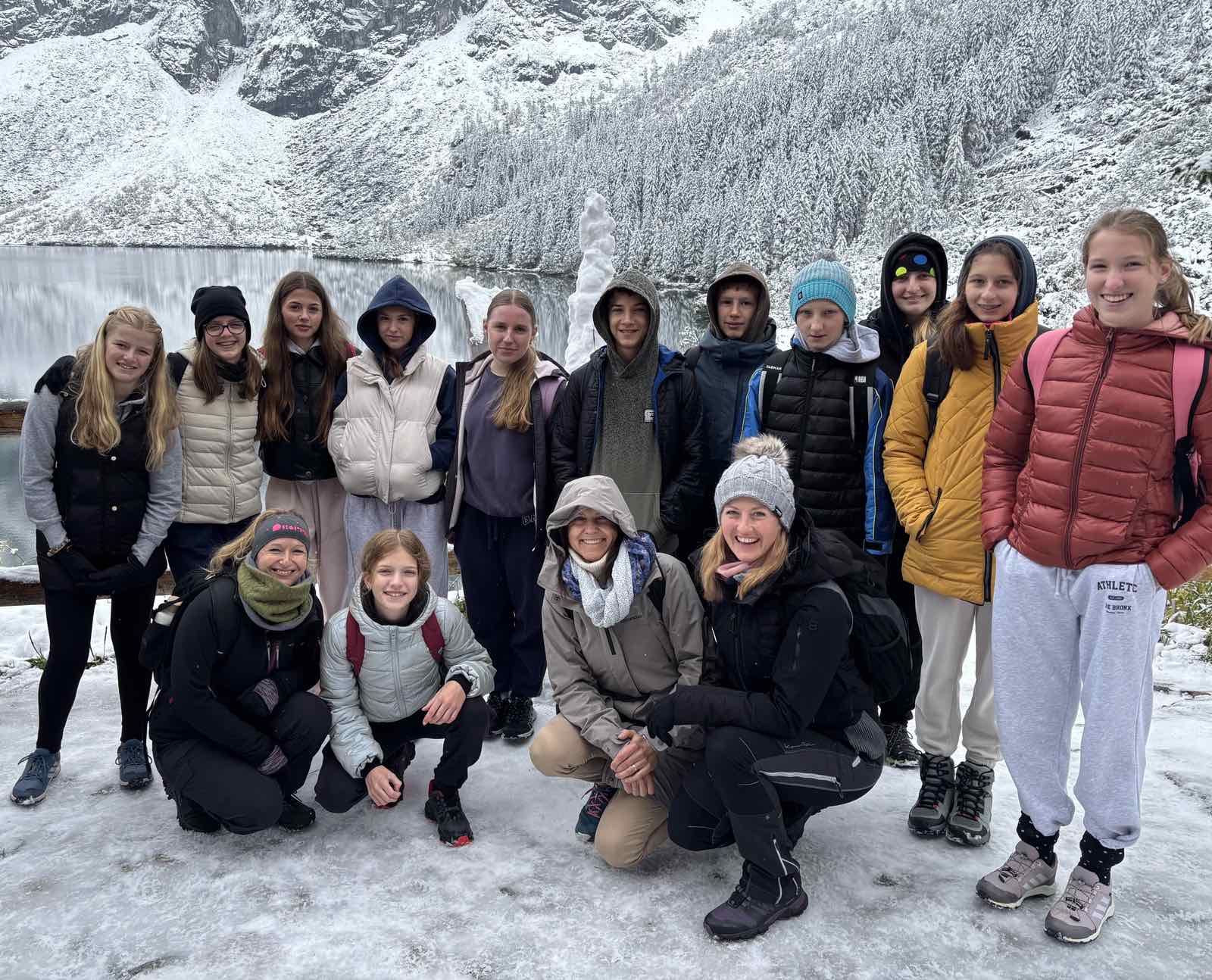 Učenci OŠ Artiče pri največjem jezeru v gorovju Tatre