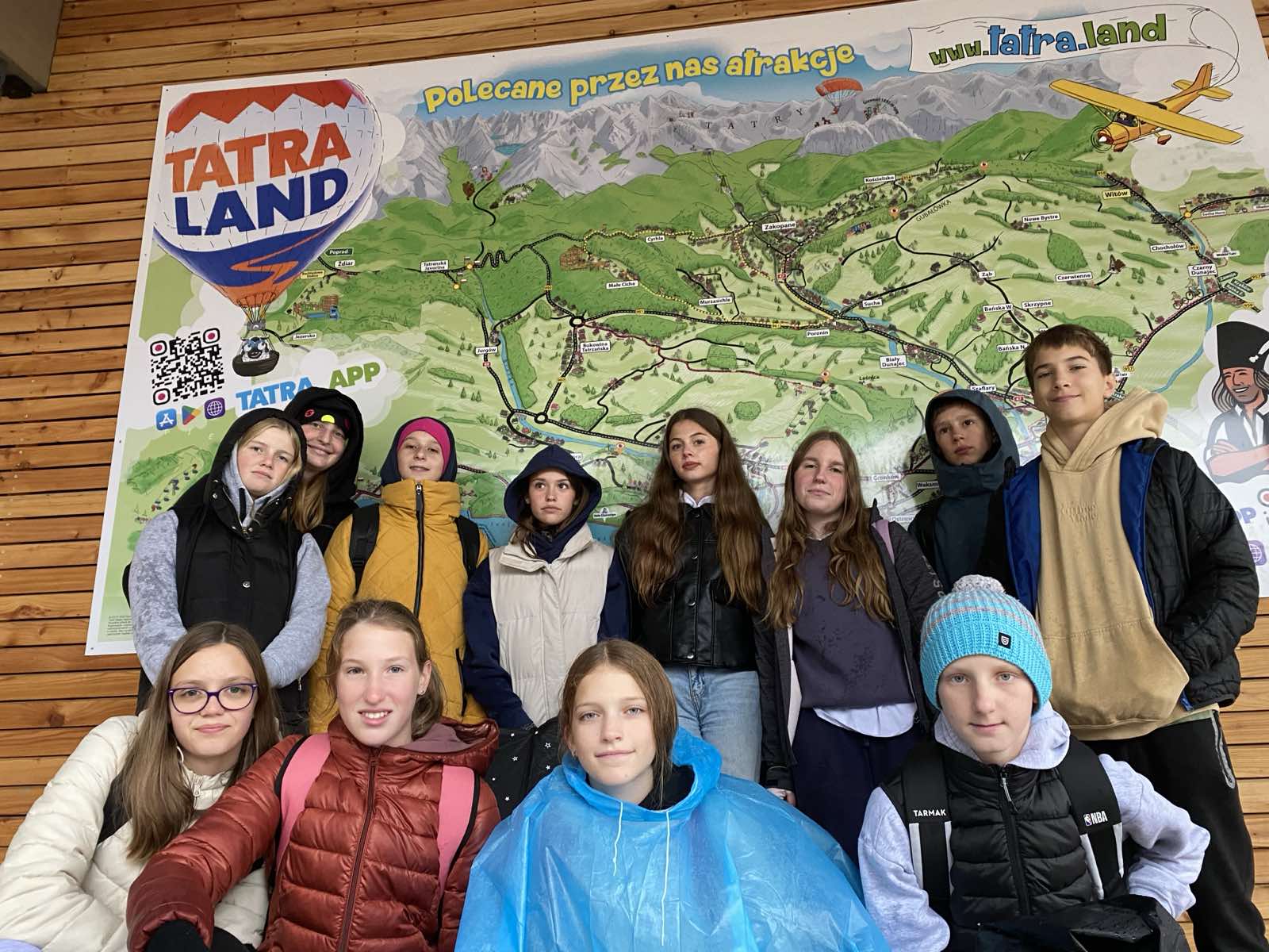 Učenci OŠ Artiče pred panoramsko tablo Tater