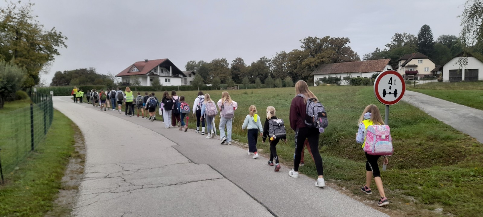 Učenci OŠ Artiče na poti skozi Glogov Brod