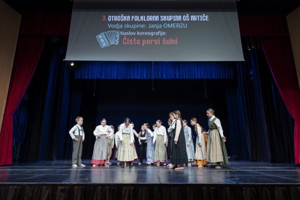 otroška-folklorna-skupina-oš-artiče-65DC89509-5D35-487A-6F6D-7A43FF4C779F.jpg