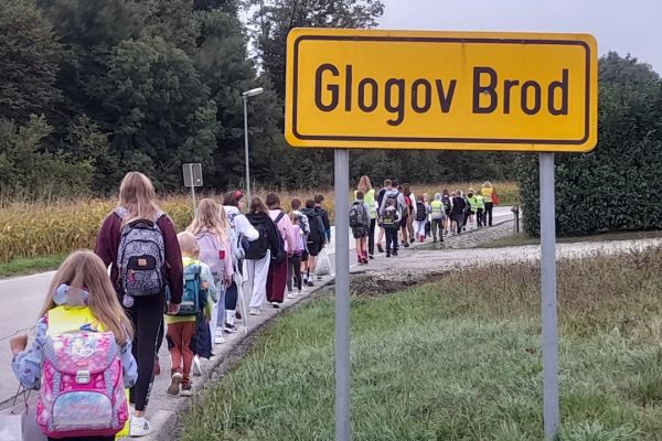 Učenci OŠ Artiče na cesti skozi Glogov Brod