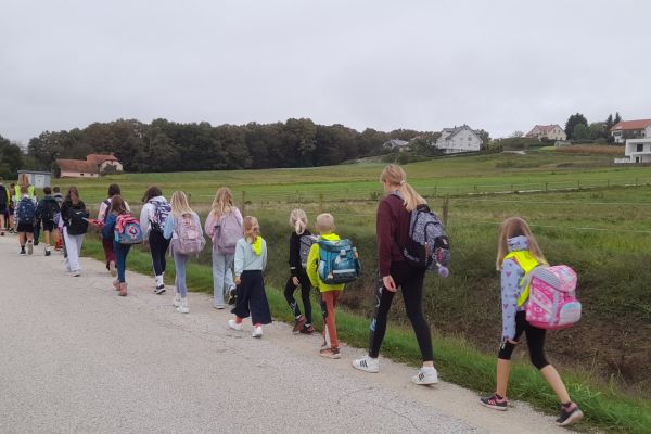Učenci OŠ Artiče na poti skozi Glogov Brod