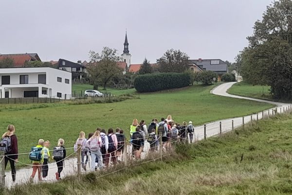 Učenci na zadnjem delu proti šoli