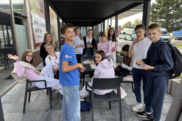 Učenci OŠ Artiče na vmesnem postanku proti Poljski