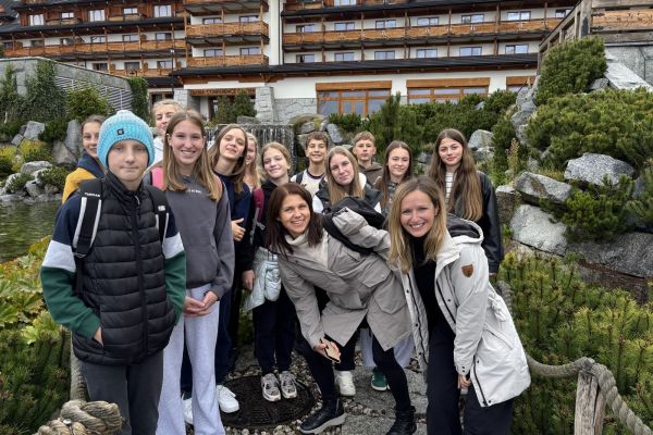 Učenci OŠ Artiče pred termami Bania