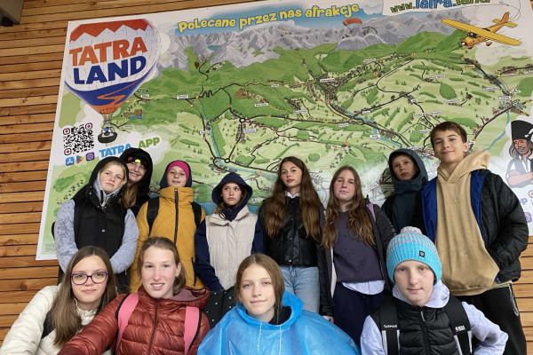 Učenci OŠ Artiče pred panoramsko tablo Tater