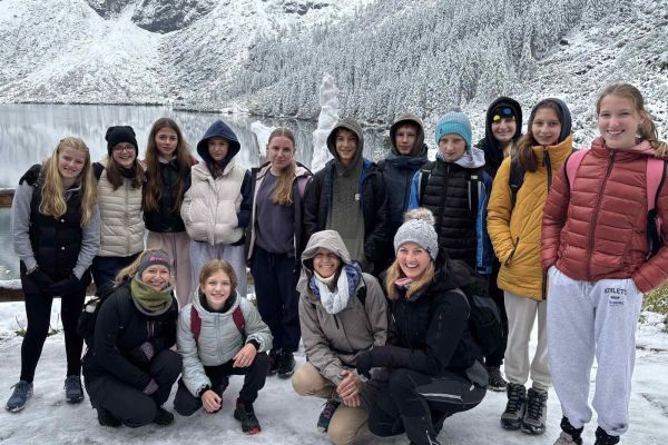 Učenci OŠ Artiče pri največjem jezeru v gorovju Tatre