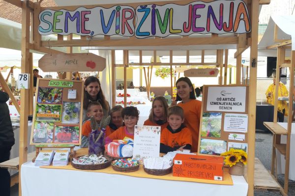 Učenci OŠ Artiče pri stojnici