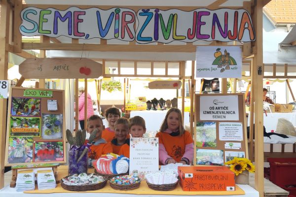 Učenci OŠ Artiče pri stojnici
