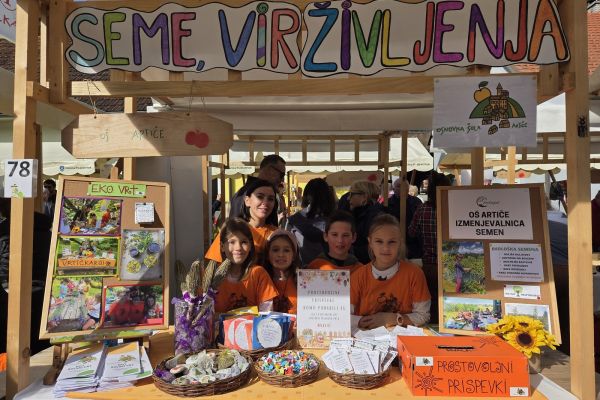 Učenci OŠ Artiče pri stojnici