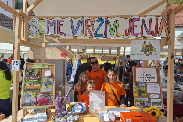 Učenci OŠ Artiče pri stojnici