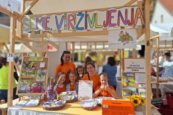 Učenci OŠ Artiče pri stojnici