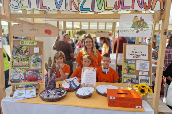 Učenci OŠ Artiče pri stojnici