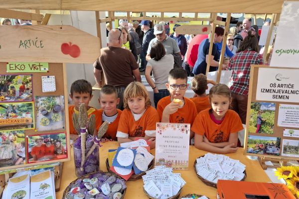 Učenci OŠ Artiče na svoji stojnici