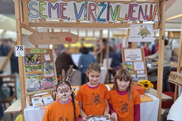 Učenci OŠ Artiče pred svojo stojnico