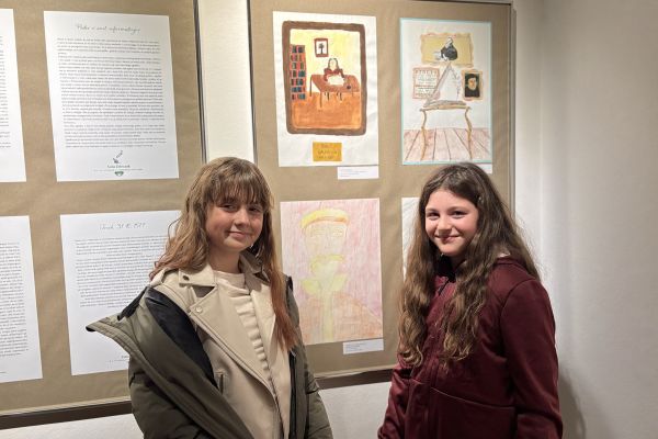 Fotografija učenk ob enem izmed razstavljenih del
