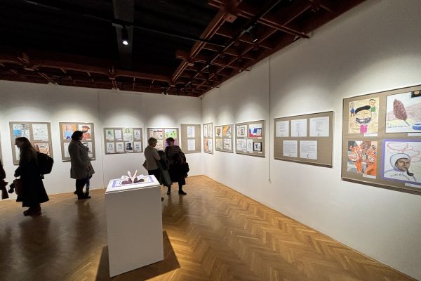 Pogled na razstavljena dela v Galeriji Posavskega muzeja Brežice