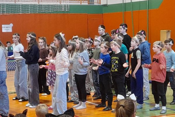 Učenci v prizoru Pri Mici