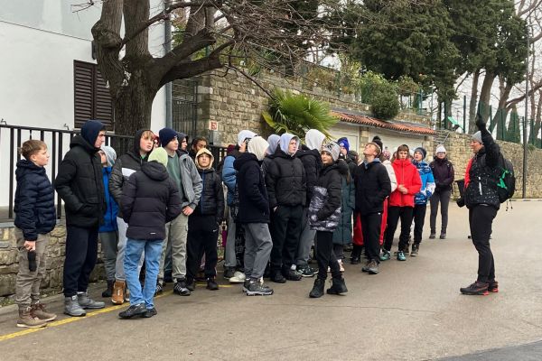 Učenci OŠ Artiče pred domom Breženka