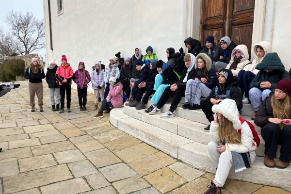 Učenci OŠ Artiče pred piransko cerkvijo