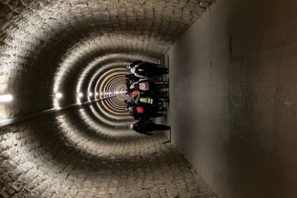 Del pohoda smo pešačili skozi tunel