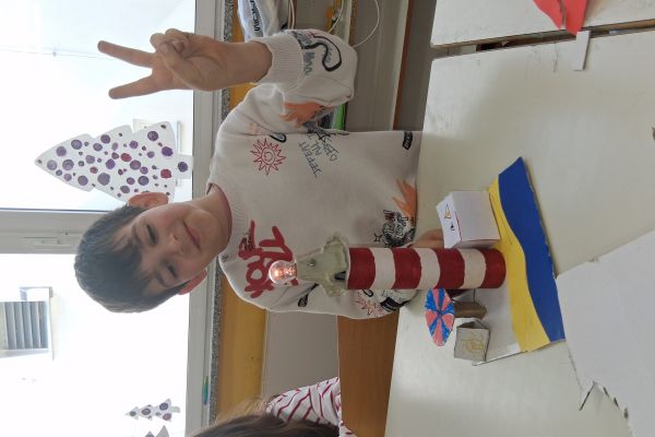 Učenec s svojim izdelkom