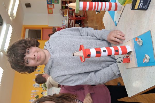 Učenka s svojim izdelkom