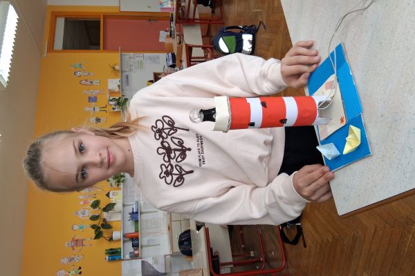 Učenka s svojim izdelkom