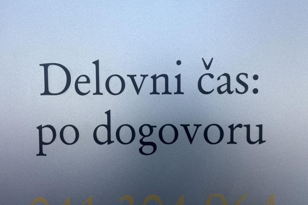 Med stojnicami