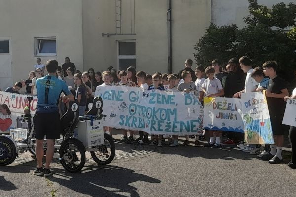 Ceneta so pričakali navdušeni otroci